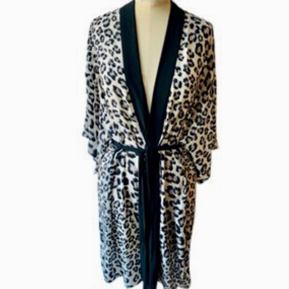 L🔥New Victoria Secret Leopard Print Robe🔥 - Picture 3 of 10